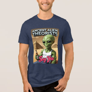 Camiseta Triblenda Curiosa Anciana Pirámide de Cervezas Alien