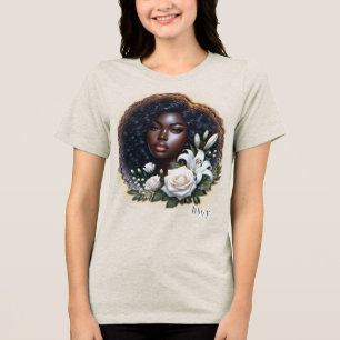 Camiseta Triblenda Dama afroamericana disfrutando de sus flores