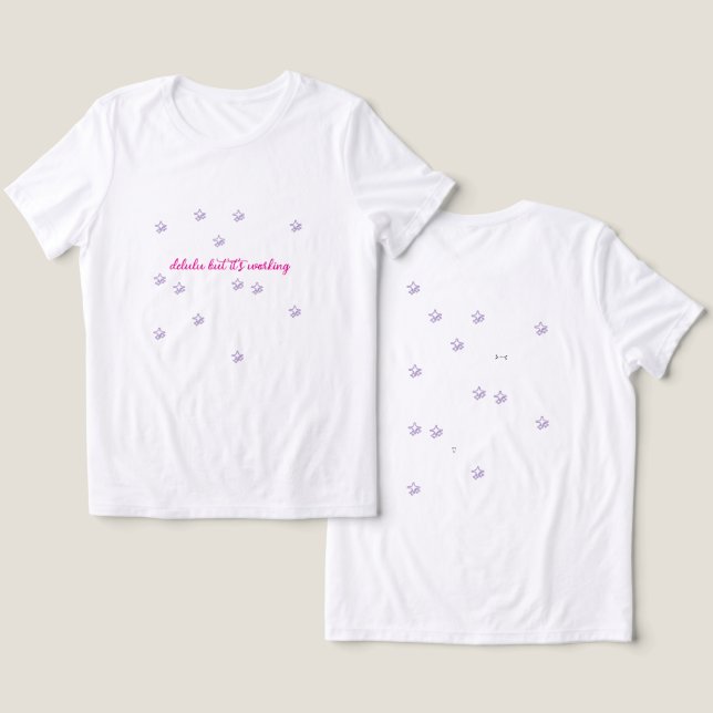 Camiseta Triblenda “Delulu But It’s Working” –Aesthetic Gen Z T-Shirt (Diseño Anverso y Reverso)