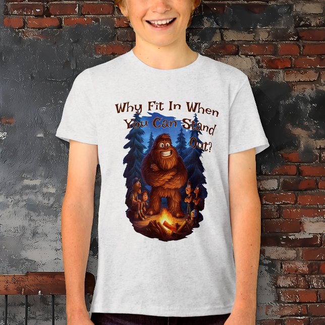 Camiseta Triblenda Destacar a los niños de Sasquatch (Why Fit In When You Can Stand Out?  Cartoon Camping Sasquatch tri-blend kids t-shirt)