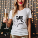 Camiseta Triblenda "Dije Sí" - Ducha De Novias<br><div class="desc">Diseño de fiesta nupcial de moda y moda en una hermosa letra de guión.</div>