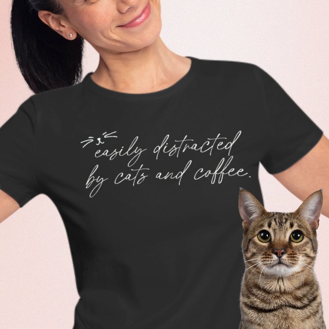 Camiseta Triblenda Distracción fácil por el guión de café y gatos (Subido por el creador)