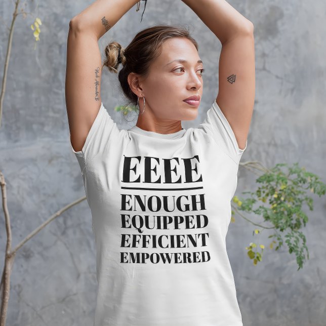 Camiseta Triblenda EEEE: Suficiente, Equipado, Eficiente, Empoderado (Woman wearing an "EEEE: Enough, Equipped, Efficient, Empowered" white t-shirt.)
