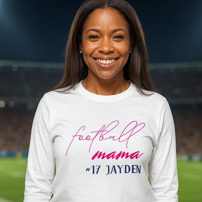 Camiseta Triblenda El equipo de la escuela de fútbol Mama (Chic long sleeve Football Mama shirt in pink. Personalize with player name and jersey number)