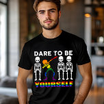 Camiseta Triblenda El Orgullo LGBT Se Atreve A Ser Un Dab Moderno<br><div class="desc">Este moderno diseño temático LGBT presenta el texto "Atrévete a ser tú mismo" en tipografía blanca y arcoiris con tres esqueletos blancos y un esqueleto de arcoiris bailando #LGBT #gay #primo #lesbiana #bisexual #transgender #queer #equality #rainbow #moda #style #elegante #halloween #skeleton</div>