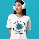 Camiseta Triblenda El trabajo social hace que el mundo gire<br><div class="desc">Una linda camiseta de tricamaleo de trabajador social que muestra a la gente tomándose de la mano en azul y verde por todo el planeta Tierra. Una hermosa manera de mostrar cómo el trabajo social cura y ayuda a la gente. El trabajo social hace que el mundo gire y sea...</div>