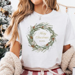 Camiseta Triblenda Elegante guirnalda de pino y vegetación | Feliz Na<br><div class="desc">Esta impresionante camisa de vacaciones cuenta con una corona de Navidades con un elegante follaje botánico y conos de pino con flores blancas festivas. La caligrafía moderna de la escritura de estilo dorado dice "Feliz Navidad",  e incluso puedes agregar tu nombre.</div>