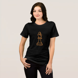 Camiseta Triblenda Elegante Ilustracion reina de ajedrez sobre negro