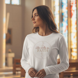 Camiseta Triblenda Ella Camina en Fe – Inspiración para Mujeres Crist