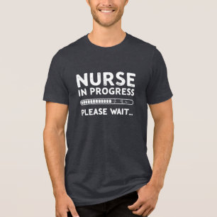 Camiseta Triblenda Enfermera en curso Por favor espere - Gracioso reg