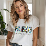 Camiseta Triblenda Enfermera una asombrosa superheroína de tipografía<br><div class="desc">Este diseño moderno presenta el texto "Enfermera un superhéroe asombroso" en una tipografía colorida. Enfermera de enfermería,  medicina,  enfermería,  personal de enfermería,  regalos,  regalos,  enfermeras.</div>