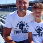 Camiseta Triblenda Equipo de fútbol de papá de la Marina Azul y Oro<br><div class="desc">Camiseta de personalizado Front and Back Football T-Shirt for Dad - mostrada en White Design for football dads incluye un casco de fútbol con texto deportivo que se puede personalizar para el nombre del equipo, el apellido del hijo y su número de camiseta. Los colores dorado y azul marino se...</div>