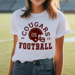 Camiseta Triblenda Equipo de fútbol personalizado Mamá Roja y Oro<br><div class="desc">Personalizado Front and Back Football T-Shirt para Mamá - mostrado en White Design para las madres futbolísticas muestra un casco de fútbol con texto deportivo que se puede personalizar para el nombre del equipo, el apellido del hijo y su número de camiseta. Los colores dorado y rojo oscuro se pueden...</div>