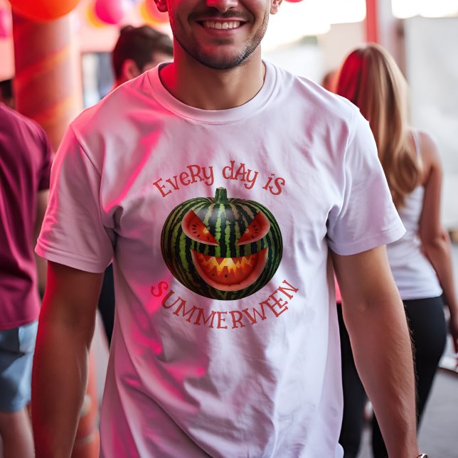 Camiseta Triblenda Espeluznante verano entre sandía Jack o Lantern Su (Summerween t-shirt featuring a spooky watermelon jack-o'-lantern for a campy Halloween Summer Party.)