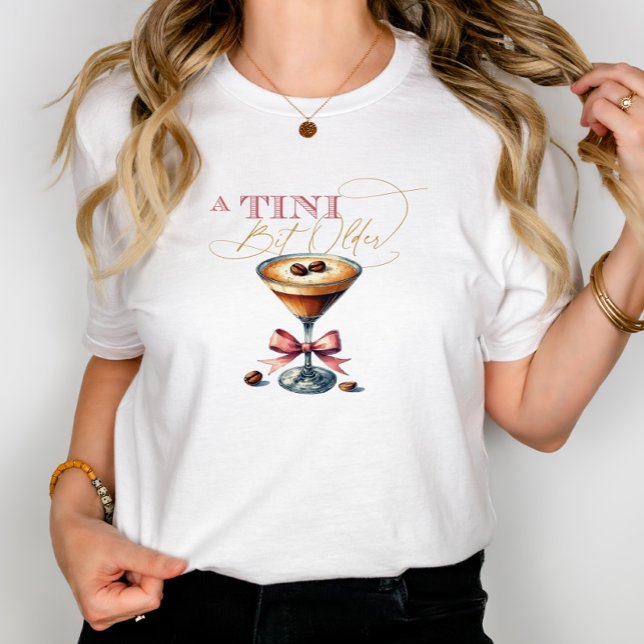 Camiseta Triblenda Espresso Martini Bow Rosado, un poco más viejo (A Tini Bit Older Espresso Martini Pink Bow Tri-Blend Shirt)