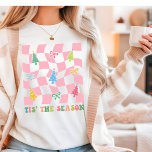 Camiseta Triblenda Esta Es La Temporada Groovy Navidades De Coquette<br><div class="desc">Esta es la camiseta del festival de Navidades de la Coqueta Retro Rosado Groovy de temporada Tri-Blend, que presenta el texto "Esta temporada" en una tipografía de escritura moderna acentuada con árboles de Navidad y arcos en un tablero de ajedrez rosa. Perfecto para regalos de Navidades, fiestas de Navidades y...</div>