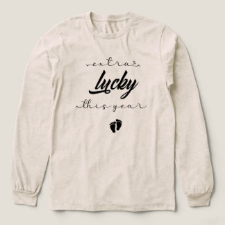 Camiseta Triblenda "Extra Lucky This Year" Pregnancy Announcement Gif