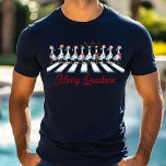 Camiseta Triblenda Festividad divertida de los Navidades de Merry Qua<br><div class="desc">El festivo Navidad Triblend de Festive Holiday de Merry Quackers presenta un pato festivo cruzando la carretera con cornisa de ciervos, sombreros de Santa y bufandas con el texto "Merry Quackers" en la moderna tipografía de escritura. Perfecto para regalos de Navidades, fiestas de Navidades y celebraciones de feriados, cumpleaños y...</div>