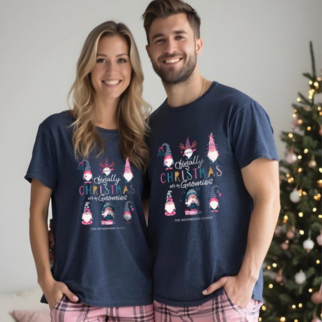 Camiseta Triblenda Finalmente Navidades Con Mis Gnomies Funny Gnomes (Finally Christmas With My Gnomies Funny Gnomes Tri-Blend Shirt)