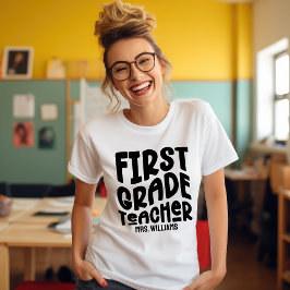 Camiseta Triblenda  First Grade Teacher Simple Typography Design