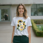 Camiseta Triblenda Flores de color amarillo girasol y hierba de flore<br><div class="desc">Elegante camiseta de graduación de girasol de estilo rústico. Nuestro diseño presenta nuestra acuarela de color amarillo dorado, flores de crema blanca y vegetación natural, que se ha dispuesto para crear este elegante arreglo de estilo rústico. Personalizar con el nombre de su graduado, y año escolar. En el reverso se...</div>