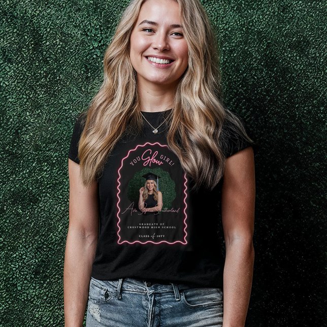 Camiseta Triblenda Foto de graduación de neón rosado ondulado de Chic (You Glow Girl Wavy Pink Neon Graduation Photo Tri-Blend Shirt)