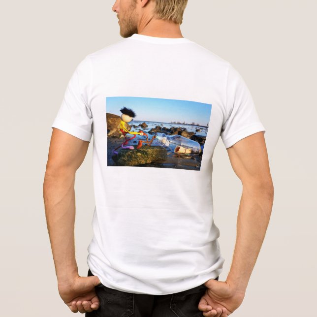Camiseta Triblenda Fubby met flessenpost aan de kust. (Reverso)