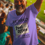 Camiseta Triblenda Funny Mailman, jubilado de trabajador postal retir<br><div class="desc">Gracioso diseño de retiro para un trabajador postal. Esta mordaza moderna de cartero en la tipografía moderna dice "Retirado de la oficina de correos cada hora es hora feliz". Perfecto regalo de despedida para su portador de cartas</div>