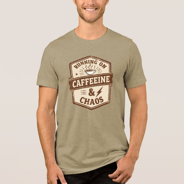 Camiseta Triblenda Funny "Running on Caffeine & Chaos" Quote (Anverso)
