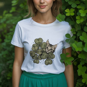 Camiseta Triblenda Gato adorable rodeado de hojas de trébol verde