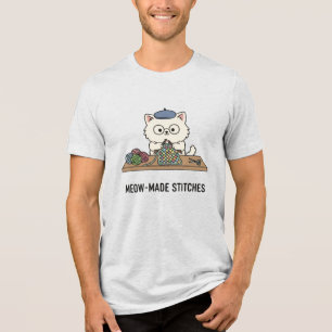 Camiseta Triblenda Gato de dibujos animados con boina azul tejiendo h
