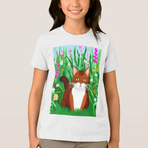 Camiseta Triblenda Ginger Brown Kitty en un campo de flores