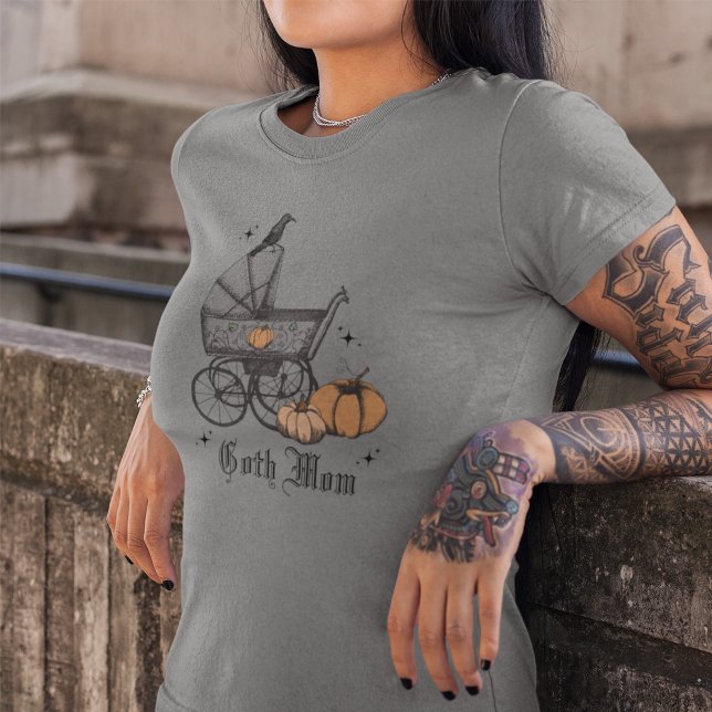 Camiseta Triblenda Goth Mamá Halloween Otoño Baby Shower Madre Futuro (Goth Mom Gray T-Shirt. Gothic Baby Shower Gift. Hand Drawn Victorian Baby Carriage, Raven, Pumpkins)