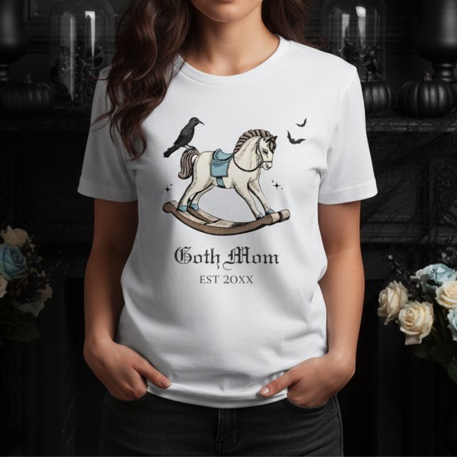 Camiseta Triblenda Gótico Mom Blue Victorian Rocking Horse (Goth Mom T-Shirt for Gothic Mother to Be. Victorian Rocking Horse, Black Raven, Bats for Halloween )