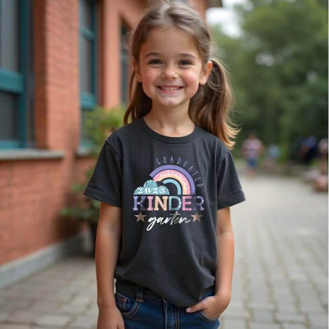 Camiseta Triblenda Graduado de jardín de infancia con arcoiris divert (Fun Rainbow Graduated Kindergarten Class of 2022 Tri-Blend Shirt)
