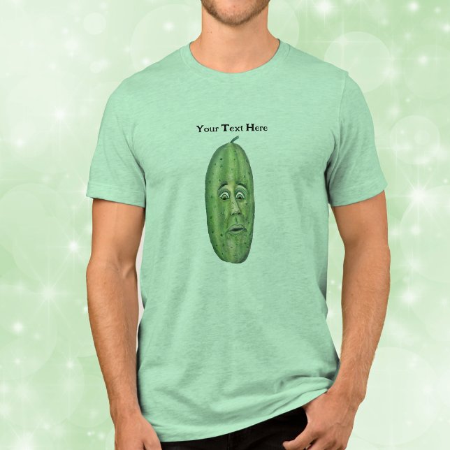 Camiseta Triblenda Gran Polla Verde Con Cara Asombrosa (Silly looking face green eyes on big green pickle with a stem on men's tee shirt.)