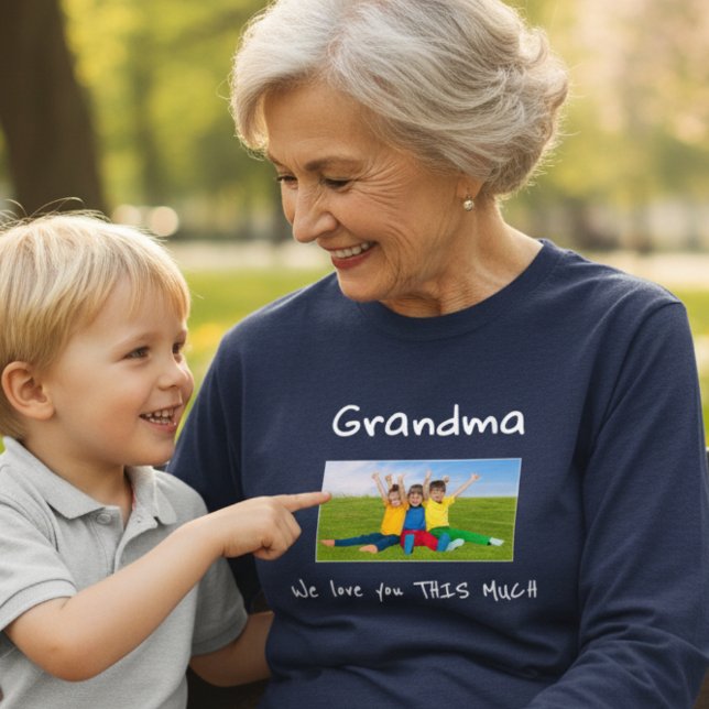 Camiseta Triblenda Grandma We Love You This Much Photo Christmas Gift (Subido por el creador)