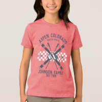 Grupo de viaje de esquí de amigos de familia perso