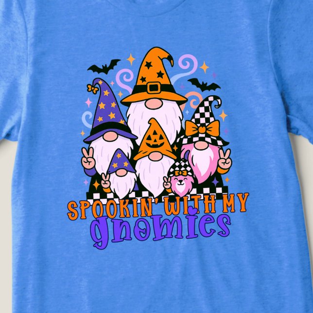 Camiseta Triblenda Hablando con mis genomas: Amigos retro de Hallowee (Get festive with spookin' with my gnomies — a Halloween friends design full of humor and charm.)