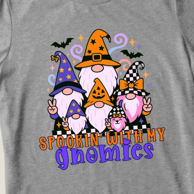 Camiseta Triblenda Hablando con mis genomas: Amigos retro de Hallowee (Get festive with spookin' with my gnomies — a Halloween friends design full of humor and charm.)
