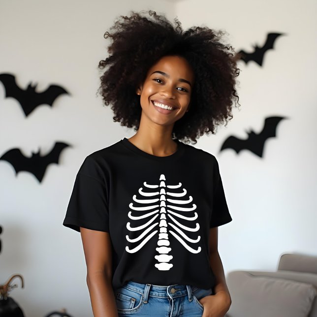 Camiseta Triblenda Halloween con moscaron blanca y hongos de piel div (Fun White Skeleton Rib Bones & Skull Halloween Tri-Blend Shirt)