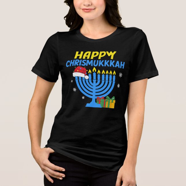 Camiseta Triblenda Happy Chrismukkah Menorah Santa Hat Holiday Tee (Anverso)