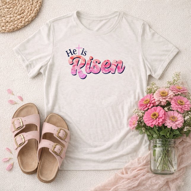 Camiseta Triblenda He Is Risen Cross Pink Floral Lettering Easter  (He is Risen Pink Floral Script Font Easter Cross Shirt )