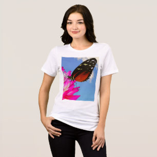 Camiseta Triblenda Heliconio eclipsa mariposa en la Dahlia rosa