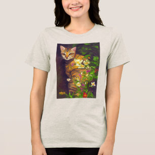 Camiseta Triblenda Hermoso gato abisano en un jardín nocturno