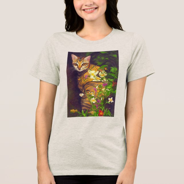Camiseta Triblenda Hermoso gato abisano en un jardín nocturno (Anverso)