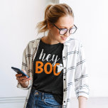 Camiseta Triblenda Hey Boo Naranja Black Funny Halloween Fantasma Muj<br><div class="desc">Moderno y lindo "Hey Boo" diseño de camisetas gráficas de Halloween presenta texto con letras naranjas y blancas con un pequeño acento fantasma. Disponible en varios estilos y tamaños para toda la familia.</div>