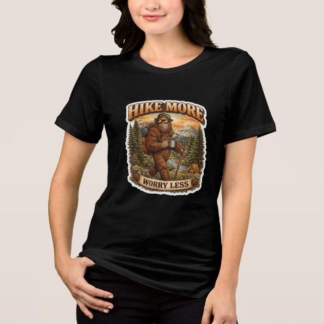 Camiseta Triblenda Hike More Worry Less Bigfoot Camping  (Anverso)