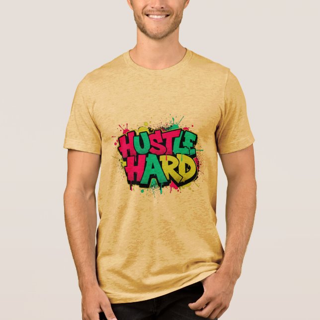 Camiseta Triblenda HUSTLE HARD – Graffiti Urban Typography T-Shirt (Anverso)