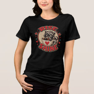 Camiseta Triblenda Ilustración de mapache amante del café 'Rise & Shi